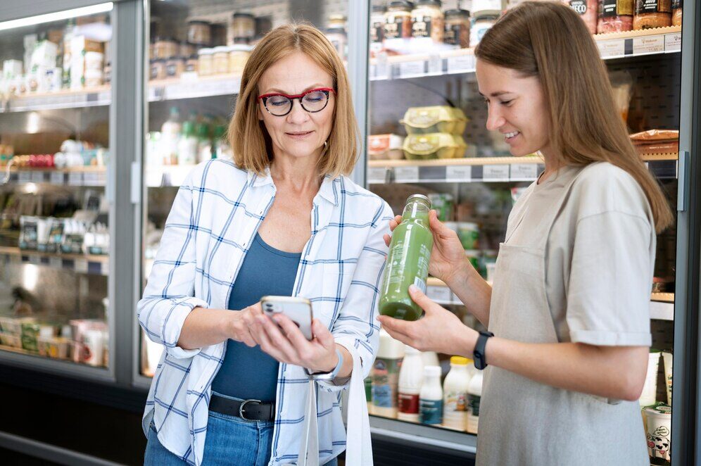 zwei Frauen im Supermarkt