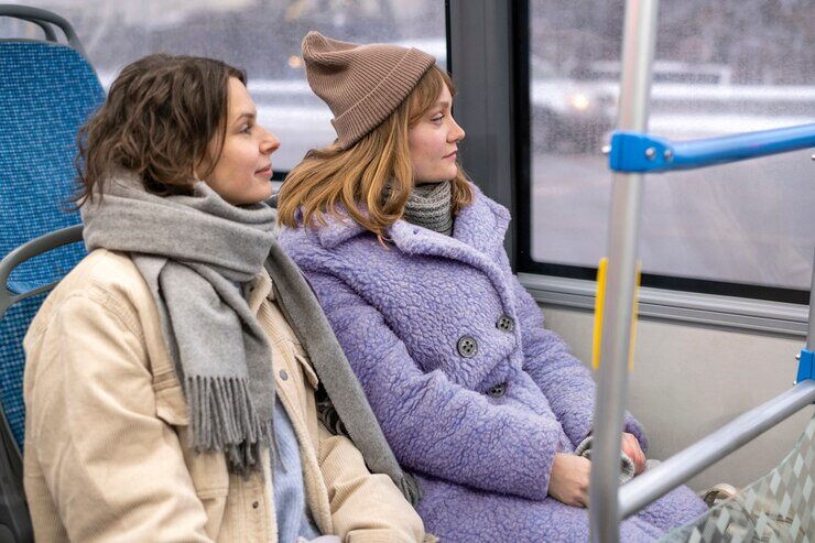 zwei Frauen sitzen im Bus
